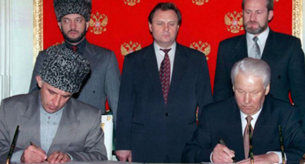 Russian President Boris Yeltsin and Aslan Maskhadov, President of the Chechen Republic of Ichkeria, sign Treaty on Peace and Principles of Relations between Russia and Chechnya. Screenshot: http://yeltsin.ru/archive/video/71088/ Russian President Boris Yeltsin and Aslan Maskhadov, President of the Chechen Republic of Ichkeria, sign Treaty on Peace and Principles of Relations between Russia and Chechnya. Screenshot: http://yeltsin.ru/archive/video/71088/