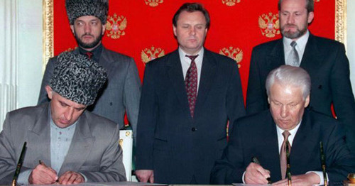 Russian President Boris Yeltsin and Aslan Maskhadov, President of the Chechen Republic of Ichkeria, sign Treaty on Peace and Principles of Relations between Russia and Chechnya. Screenshot: http://yeltsin.ru/archive/video/71088/ Russian President Boris Yeltsin and Aslan Maskhadov, President of the Chechen Republic of Ichkeria, sign Treaty on Peace and Principles of Relations between Russia and Chechnya. Screenshot: http://yeltsin.ru/archive/video/71088/