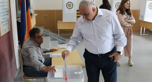 Voting at a polling station, Yerevan, May 14, 2017. Photo by Tigran Petrosyan for the 'Caucasian Knot'. Voting at a polling station, Yerevan, May 14, 2017. Photo by Tigran Petrosyan for the 'Caucasian Knot'.