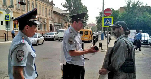 The police officers check IDs of the participants of a rally in support of Alexei Navalny. Astrakhan, May 17, 2017. Photo by Yelena Grebenyuk for "Caucasian Knot" The police officers check IDs of the participants of a rally in support of Alexei Navalny. Astrakhan, May 17, 2017. Photo by Yelena Grebenyuk for "Caucasian Knot"