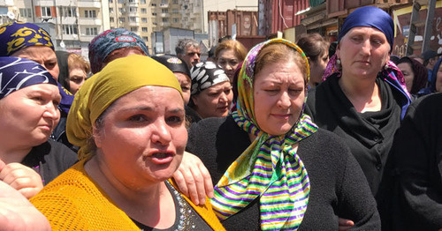 Traders from the burned Makhachkala marketplace "Dagelektromash" at the protest action. Makhachkala, May 18, 2017. Photo by Patimat Makhmudova for "Caucasian Knot" Traders from the burned Makhachkala marketplace "Dagelektromash" at the protest action. Makhachkala, May 18, 2017. Photo by Patimat Makhmudova for "Caucasian Knot"