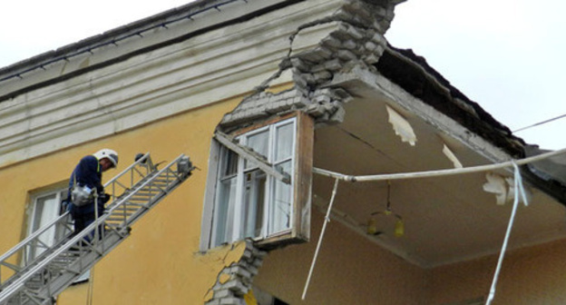 Rescue worker at the collapsed section of the house in Volgograd, May 16, 2017. Photo by Tatiana Filimonova for the ‘Caucasian Knot’. Rescue worker at the collapsed section of the house in Volgograd, May 16, 2017. Photo by Tatiana Filimonova for the ‘Caucasian Knot’.