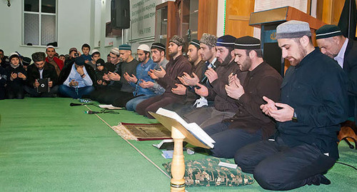 Praying in Shamkhal neighbourhood of Makhachkala. Photo: http://islamdag.ru/news/14079 Praying in Shamkhal neighbourhood of Makhachkala. Photo: http://islamdag.ru/news/14079