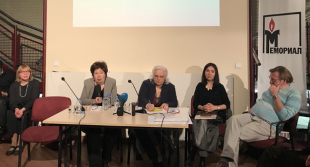 Members of the Free Speech Association present a report on the situation with freedom of speech and freedom of creativity in Russia in 2016-2017, May 23, 2017. Photo by Karina Gadzhieva for the 'Caucasian Knot'. Members of the Free Speech Association present a report on the situation with freedom of speech and freedom of creativity in Russia in 2016-2017, May 23, 2017. Photo by Karina Gadzhieva for the 'Caucasian Knot'.