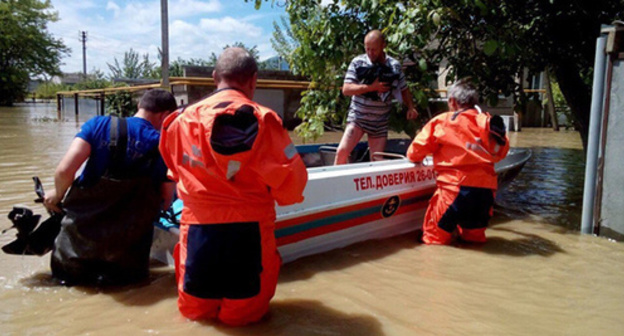 Firefighters and rescue workers in Karachaevo-Cherkessia are helping the residents of the Stavropol Territory. Photo http://www.mchsmedia.ru/news/item/6542929/ Firefighters and rescue workers in Karachaevo-Cherkessia are helping the residents of the Stavropol Territory. Photo http://www.mchsmedia.ru/news/item/6542929/