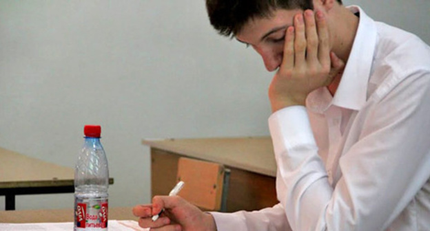 A pupil takes an examination in the Russian language. Grozny. Photo by Magomed Magomedov for "Caucasian Knot" A pupil takes an examination in the Russian language. Grozny. Photo by Magomed Magomedov for "Caucasian Knot"