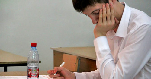 A pupil takes an examination in the Russian language. Grozny. Photo by Magomed Magomedov for "Caucasian Knot" A pupil takes an examination in the Russian language. Grozny. Photo by Magomed Magomedov for "Caucasian Knot"