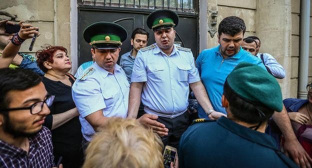 Police officers during the detention of Afghan Mukhtarly. Photo by Aziz Karimov for "Caucasian Knot" Police officers during the detention of Afghan Mukhtarly. Photo by Aziz Karimov for "Caucasian Knot"