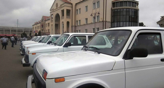 In Stepanakert, six soldiers and officers, who were seriously wounded during the April war in 2016, received Niva cars as gifts. Nagorno-Karabakh, June 5, 2017. Photo by Alvard Grigoryan for "Caucasian Knot" In Stepanakert, six soldiers and officers, who were seriously wounded during the April war in 2016, received Niva cars as gifts. Nagorno-Karabakh, June 5, 2017. Photo by Alvard Grigoryan for "Caucasian Knot"
