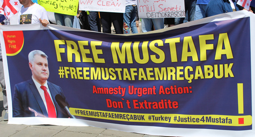 Banner: 'Free Mustafa. Amnesty Urgent Action: Don't Extradite'. Photo by Inna Kukudzhanova for the 'Caucasian Knot'. Banner: 'Free Mustafa. Amnesty Urgent Action: Don't Extradite'. Photo by Inna Kukudzhanova for the 'Caucasian Knot'.
