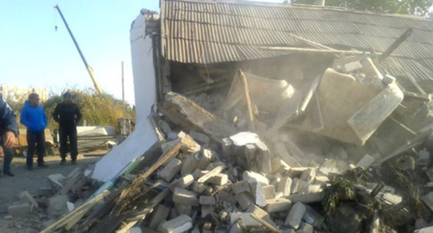 House being demolished in the village of Novogrozny (Oiskhar) in the Gudermes District, Chechnya. Photo: RFE/RL House being demolished in the village of Novogrozny (Oiskhar) in the Gudermes District, Chechnya. Photo: RFE/RL