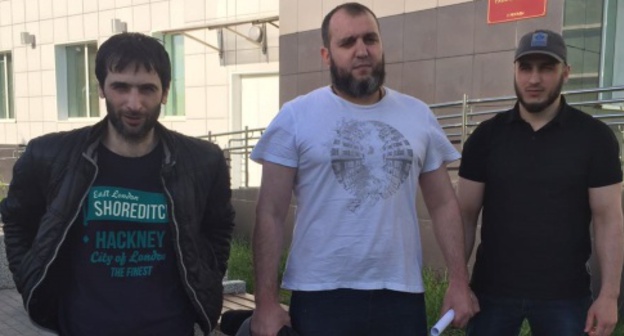 Khamid Razhapov and brothers Said-Magomed and Khusein Tsetiev near the Scherbinsky District Court of Moscow. June 27, 2017. Photo by Tatyana Gantimurova for "Caucasian Knot" Khamid Razhapov and brothers Said-Magomed and Khusein Tsetiev near the Scherbinsky District Court of Moscow. June 27, 2017. Photo by Tatyana Gantimurova for "Caucasian Knot"