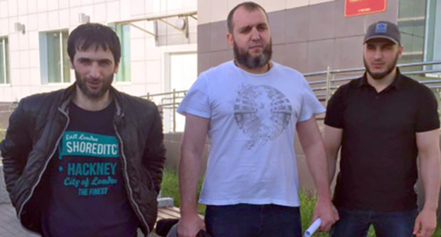 Khamid Razhapov and brothers Said-Magomed and Khusein Tsetiev near the Scherbinsky District Court of Moscow. June 27, 2017. Photo by Tatyana Gantimurova for "Caucasian Knot" Khamid Razhapov and brothers Said-Magomed and Khusein Tsetiev near the Scherbinsky District Court of Moscow. June 27, 2017. Photo by Tatyana Gantimurova for "Caucasian Knot"