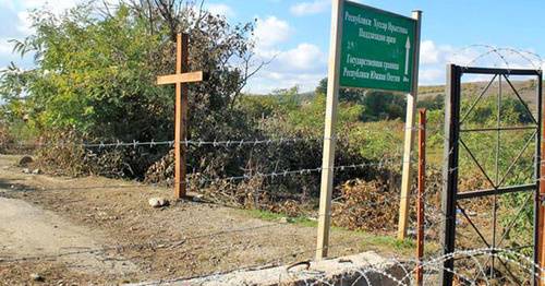 Barbed wire along the border between Georgia and South Ossetia (unrecognized state). Photo: RFE/RL Barbed wire along the border between Georgia and South Ossetia (unrecognized state). Photo: RFE/RL
