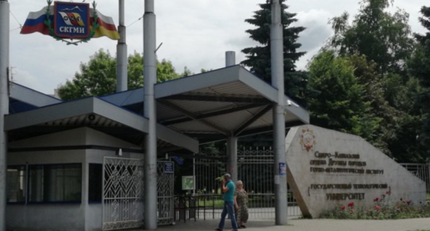 An entrance to the North-Caucasian Mining and Metallurgical Institute. Vladikavkaz, June 30, 2017. Photo by Emma Marzoeva for "Caucasian Knot" An entrance to the North-Caucasian Mining and Metallurgical Institute. Vladikavkaz, June 30, 2017. Photo by Emma Marzoeva for "Caucasian Knot"