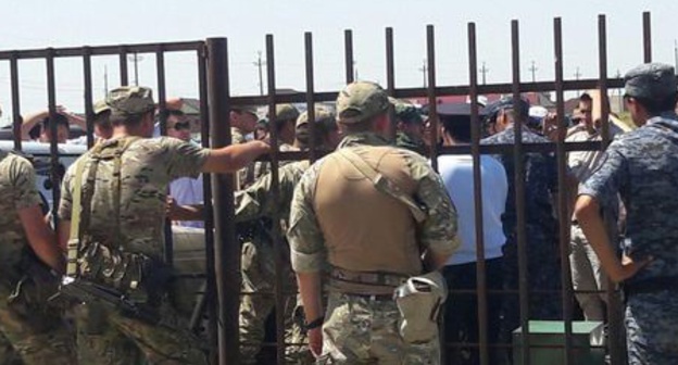 OMON police don't allow MPs to the building of the district administration. Photo by Asya Kapaeva for the Caucasian Knot. OMON police don't allow MPs to the building of the district administration. Photo by Asya Kapaeva for the Caucasian Knot.