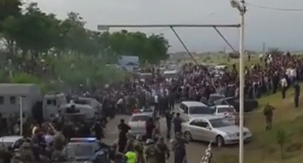 Сonflict in the village of Leninaul. Photo: screenshot of a video hasavyrt_today https://www.instagram.com/p/BWQQW7VljSg/" Сonflict in the village of Leninaul. Photo: screenshot of a video hasavyrt_today https://www.instagram.com/p/BWQQW7VljSg/"