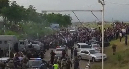 Сonflict in the village of Leninaul. Photo: screenshot of a video hasavyrt_today https://www.instagram.com/p/BWQQW7VljSg/" Сonflict in the village of Leninaul. Photo: screenshot of a video hasavyrt_today https://www.instagram.com/p/BWQQW7VljSg/"