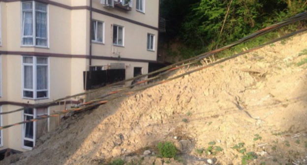 Landslide puts a house in Sochi at risk of collapsing. Photo by Svetlana Kravchenko for "Caucasian Knot" Landslide puts a house in Sochi at risk of collapsing. Photo by Svetlana Kravchenko for "Caucasian Knot"