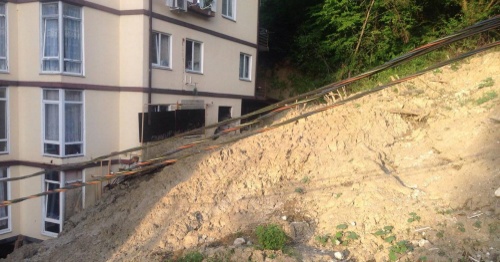 Landslide puts a house in Sochi at risk of collapsing. Photo by Svetlana Kravchenko for "Caucasian Knot" Landslide puts a house in Sochi at risk of collapsing. Photo by Svetlana Kravchenko for "Caucasian Knot"