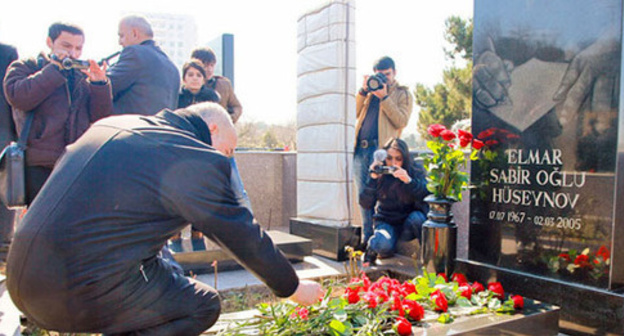 Laying of flowers to the tombstone of Elmar Guseinov, Baku, March 2013. Photo by Aziz Karimov for the Caucasian Knot. Laying of flowers to the tombstone of Elmar Guseinov, Baku, March 2013. Photo by Aziz Karimov for the Caucasian Knot.