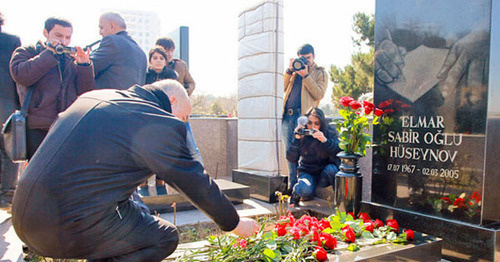 Laying of flowers to the tombstone of Elmar Guseinov, Baku, March 2013. Photo by Aziz Karimov for the Caucasian Knot. Laying of flowers to the tombstone of Elmar Guseinov, Baku, March 2013. Photo by Aziz Karimov for the Caucasian Knot.