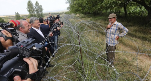 Petro Poroshenko at the border with South Ossetia. Photo: http://www.president.gov.ua/ru/news/mi-budemo-borotisya-shob-likviduvati-kolyuchi-droti-preziden-42510 Petro Poroshenko at the border with South Ossetia. Photo: http://www.president.gov.ua/ru/news/mi-budemo-borotisya-shob-likviduvati-kolyuchi-droti-preziden-42510
