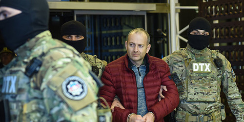 Alexander Lapshin (in the centre) in the Baku airport. Photo: Sputnik / Murad Orujov Alexander Lapshin (in the centre) in the Baku airport. Photo: Sputnik / Murad Orujov