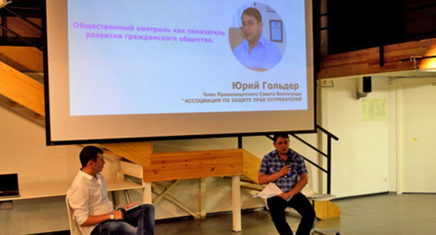 The speech of Yuri Golder, a member of the Volgograd Human Rights Council (to the right). Photo by Tatyana Filimonova for "Caucasian Knot" The speech of Yuri Golder, a member of the Volgograd Human Rights Council (to the right). Photo by Tatyana Filimonova for "Caucasian Knot"