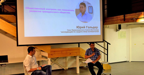 The speech of Yuri Golder, a member of the Volgograd Human Rights Council (to the right). Photo by Tatyana Filimonova for "Caucasian Knot" The speech of Yuri Golder, a member of the Volgograd Human Rights Council (to the right). Photo by Tatyana Filimonova for "Caucasian Knot"