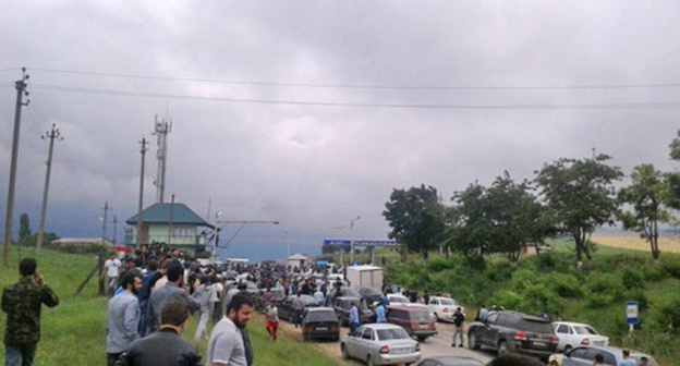 Chechens and Ingush near the police post in the village of Leninaul. July 7, 2017. Photo: Umar Dagirov https://ru.wikipedia.org/ Chechens and Ingush near the police post in the village of Leninaul. July 7, 2017. Photo: Umar Dagirov https://ru.wikipedia.org/