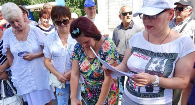 Tatiana Avachyova (to the right), a member of the initiative group. Rostov-on-Don, July 2017. Photo by Vyacheslav Prudnikov for "Caucasian Knot" Tatiana Avachyova (to the right), a member of the initiative group. Rostov-on-Don, July 2017. Photo by Vyacheslav Prudnikov for "Caucasian Knot"