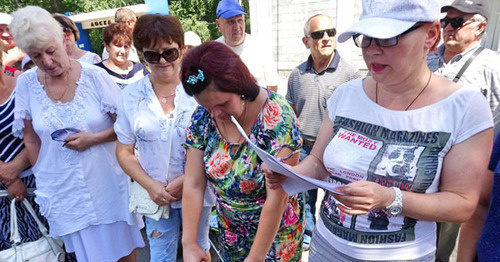 Tatiana Avachyova (to the right), a member of the initiative group. Rostov-on-Don, July 2017. Photo by Vyacheslav Prudnikov for "Caucasian Knot" Tatiana Avachyova (to the right), a member of the initiative group. Rostov-on-Don, July 2017. Photo by Vyacheslav Prudnikov for "Caucasian Knot"