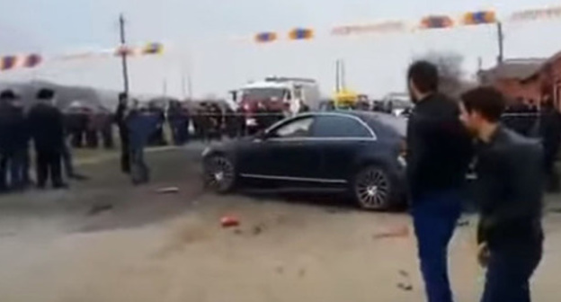 A man was shot dead in the central Nazran. Screenshot of the video on Youtube.com / СТО РУБЛЕЙ TV A man was shot dead in the central Nazran. Screenshot of the video on Youtube.com / СТО РУБЛЕЙ TV