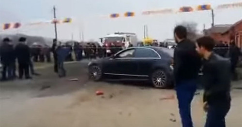A man was shot dead in the central Nazran. Screenshot of the video on Youtube.com / СТО РУБЛЕЙ TV A man was shot dead in the central Nazran. Screenshot of the video on Youtube.com / СТО РУБЛЕЙ TV