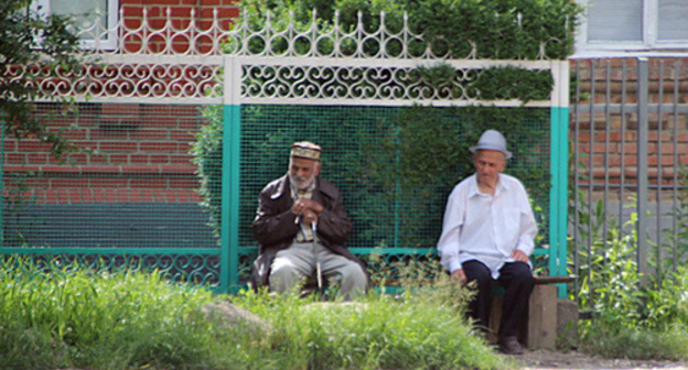 Old men on a bench, Urus-Martan. Photo by Magomed Magomedov for the Caucasian Knot. Old men on a bench, Urus-Martan. Photo by Magomed Magomedov for the Caucasian Knot.
