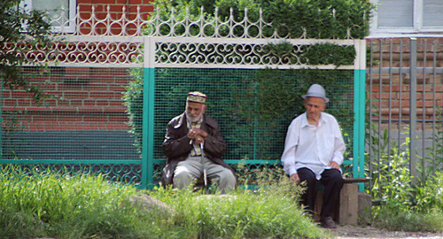 Old men on a bench, Urus-Martan. Photo by Magomed Magomedov for the Caucasian Knot. Old men on a bench, Urus-Martan. Photo by Magomed Magomedov for the Caucasian Knot.