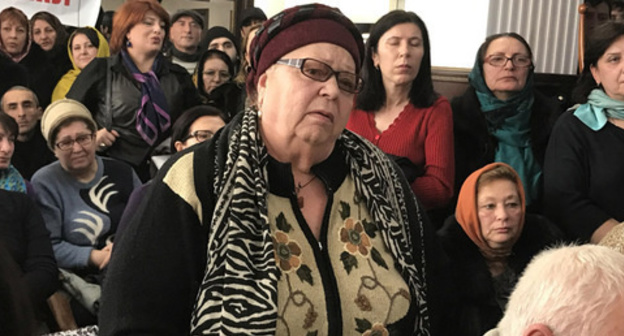 Residents of dilapidated and emergency houses in Derbent meet with city officials, Derbent, February 1, 2017. Photo by Patimat Makhmudova for the Caucasian Knot. Residents of dilapidated and emergency houses in Derbent meet with city officials, Derbent, February 1, 2017. Photo by Patimat Makhmudova for the Caucasian Knot.