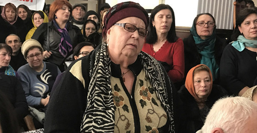 Residents of dilapidated and emergency houses in Derbent meet with city officials, Derbent, February 1, 2017. Photo by Patimat Makhmudova for the Caucasian Knot. Residents of dilapidated and emergency houses in Derbent meet with city officials, Derbent, February 1, 2017. Photo by Patimat Makhmudova for the Caucasian Knot.