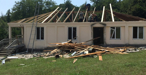 In the village of Primorskoe, builders started repairing houses. Abkhazia, August 10, 2017. Photo © Sputnik. Badrak Avidzba In the village of Primorskoe, builders started repairing houses. Abkhazia, August 10, 2017. Photo © Sputnik. Badrak Avidzba