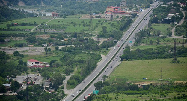 The central highway "East-West". Photo © Sputnik/ Alexander Imedashvili https://sputnik-georgia.ru/georgia/20170809/236920563/Rabochie-avtobana-Vostok-Zapad-ustroili-zabastovku.html The central highway "East-West". Photo © Sputnik/ Alexander Imedashvili https://sputnik-georgia.ru/georgia/20170809/236920563/Rabochie-avtobana-Vostok-Zapad-ustroili-zabastovku.html