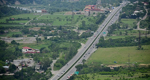 The central highway "East-West". Photo © Sputnik/ Alexander Imedashvili https://sputnik-georgia.ru/georgia/20170809/236920563/Rabochie-avtobana-Vostok-Zapad-ustroili-zabastovku.html The central highway "East-West". Photo © Sputnik/ Alexander Imedashvili https://sputnik-georgia.ru/georgia/20170809/236920563/Rabochie-avtobana-Vostok-Zapad-ustroili-zabastovku.html