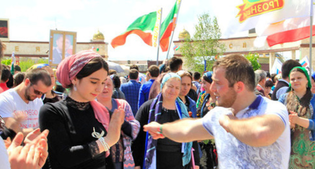Young people are dancing lezghinka. Photo by Magomed Magomedov for "Caucasian Knot" Young people are dancing lezghinka. Photo by Magomed Magomedov for "Caucasian Knot"