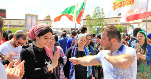 Young people are dancing lezghinka. Photo by Magomed Magomedov for "Caucasian Knot" Young people are dancing lezghinka. Photo by Magomed Magomedov for "Caucasian Knot"