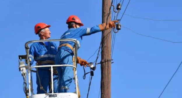 Electricians at work. Photo www.riadagestan.ru Electricians at work. Photo www.riadagestan.ru