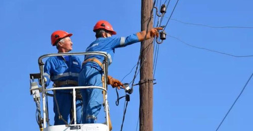 Electricians at work. Photo www.riadagestan.ru Electricians at work. Photo www.riadagestan.ru