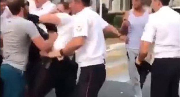 The detention of a young man dancing lezginka in Gelendzhik. Photo: screenshot of a video https://www.youtube.com/watch?v=ccUY6Y0GBao The detention of a young man dancing lezginka in Gelendzhik. Photo: screenshot of a video https://www.youtube.com/watch?v=ccUY6Y0GBao