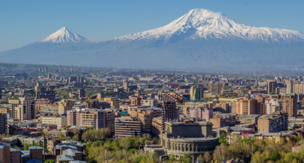 Yerevan and Ararat Mountain. Photo: Serouj Ourishian https://ru.wikipedia.org/ Yerevan and Ararat Mountain. Photo: Serouj Ourishian https://ru.wikipedia.org/