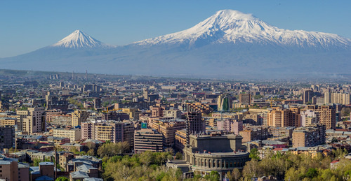 Yerevan and Ararat Mountain. Photo: Serouj Ourishian https://ru.wikipedia.org/ Yerevan and Ararat Mountain. Photo: Serouj Ourishian https://ru.wikipedia.org/