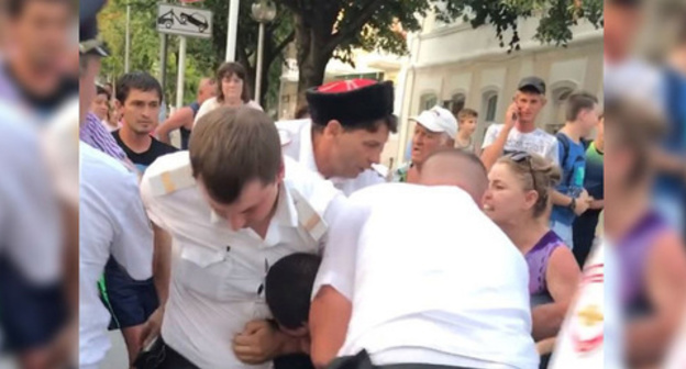 Police detain a young man dancing lezginka in Gelendzhik. Photo: screenshot of a video https://www.youtube.com/watch?v=ccUY6Y0GBao Police detain a young man dancing lezginka in Gelendzhik. Photo: screenshot of a video https://www.youtube.com/watch?v=ccUY6Y0GBao